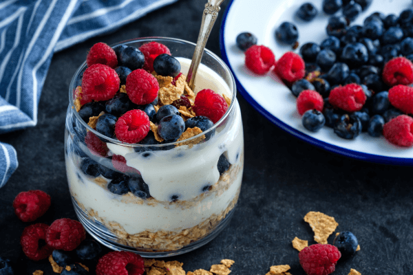 Copa de Yogur y Maracuyá con Granola Casera